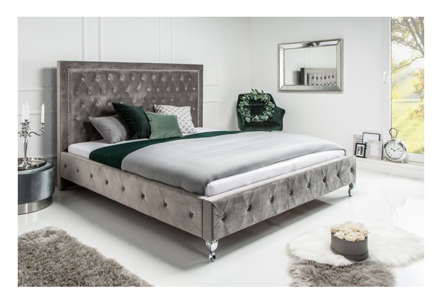 Exkluzívna chesterfield posteľ Caledonia v striebornej farbe v zámockom štýle so striebornými nožičkami