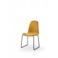 Dizajnová moderná stolička Carolina v horčicovej farbe so štýlovým čiernymi kovovými nohami