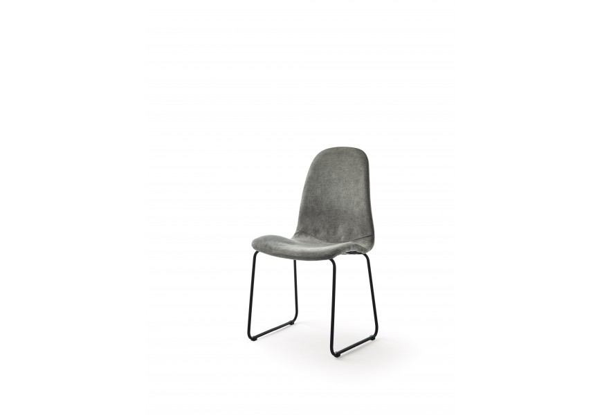 dizajnová luxusná stolička so sivým poťahom a čiernymi nohami