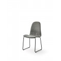 dizajnová luxusná stolička so sivým poťahom a čiernymi nohami