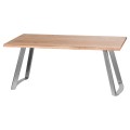 Moderný industriálny jedálenský stôl Live Edge zo z agátového dreva svetlohnedej farby s pieskovanou úpravou a s kovovými chromo