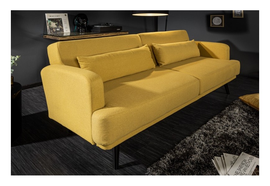 Dizajnová rozkladacia dvojsedačka Sheena v škandinávskom štýle s poťahom žltejfarby, s čiernymi nohami a so žltými vankúšmi