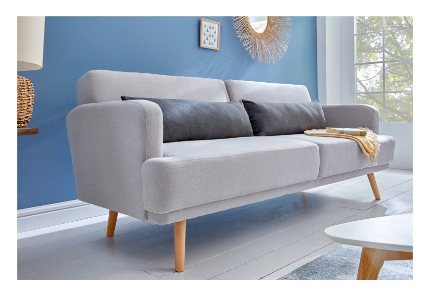 Dizajnová rozkladacia sedačka Sheena v škandinávskom štýle s poťahom sivej farby, s masívnymi nohami a s čiernymi vankúšmi