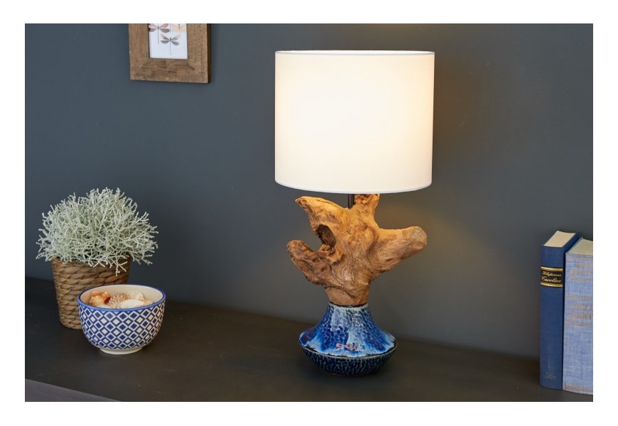 Štýlová koloniálna stolná lampa Goon z keramiky a naplaveného dreva a s tienidlom bielej farby