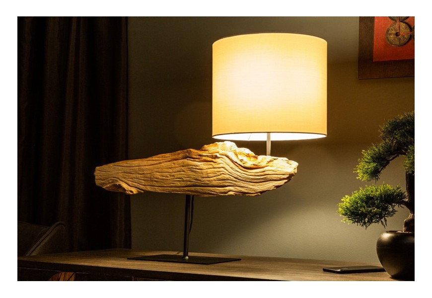 Štýlová dizajnová stolná lampa Alaska s organickým podstavcom z naplaveného dreva a s tienidlom béžovej farby