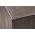 Nadčasový drevený príručný stolík Cascara v šedej farbe