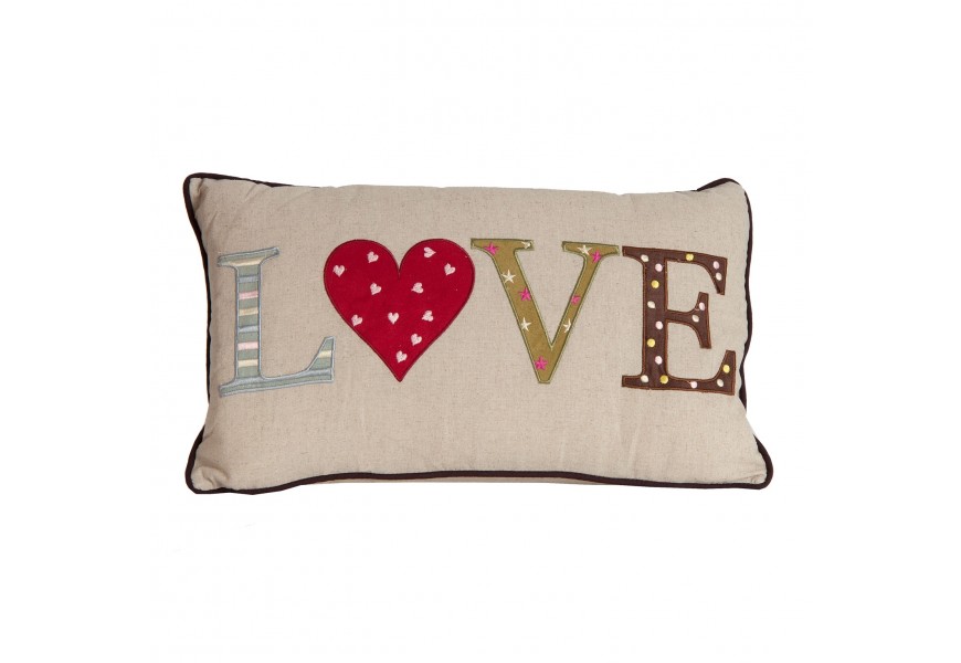 Moderný štýlový ľanový vankúš LOVE béžovej farby s farebným patchwork nápisom