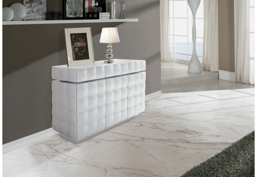 Lesklý moderný príborník Donato v bielej farbe 140cm s dvierkami