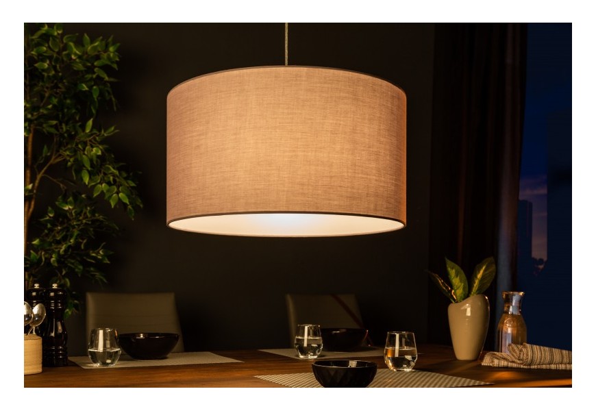 Okrúhla dizajnová závesná lampa šedej farby.