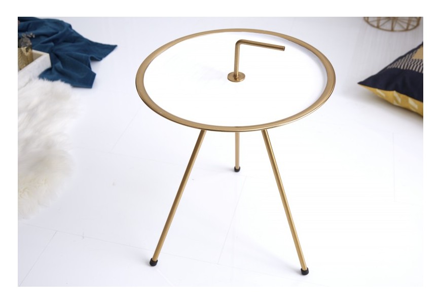 Dizajnový príručný stolík bielej farby so zlatými prvkami vyhotovený v retro štýle.