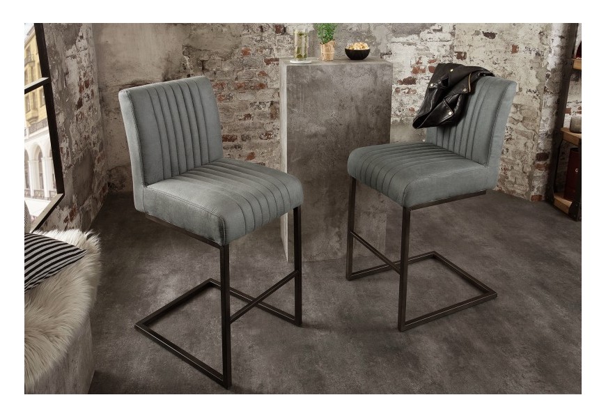 Industriálna barová stolička Corina s poťahom v antickej sivej farbe a s dizajnovou kovovou konštrukciou