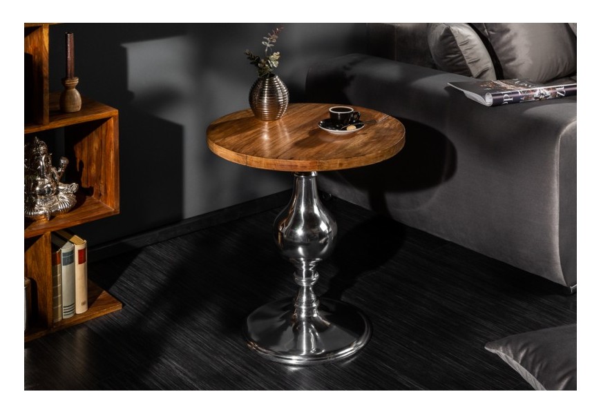 Okrúhly ručne- vyrábaný stolík z masívu na lesklom hliníkovom podstavci.