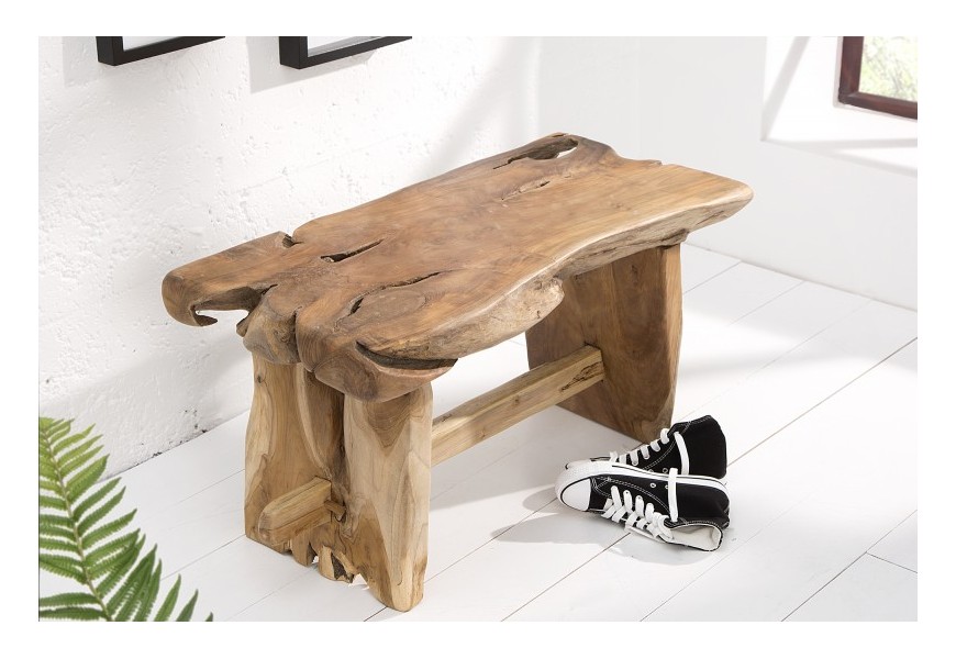 Ručne-vyrábaný príručný stolík svetlohnedej farby z teakoveho dreva.
