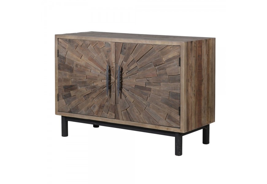 Štýlový retro príborník Mosaic I v hnedej farbe s dizajnovým vyrezávaním na dvierkach a s dvomi poličkami