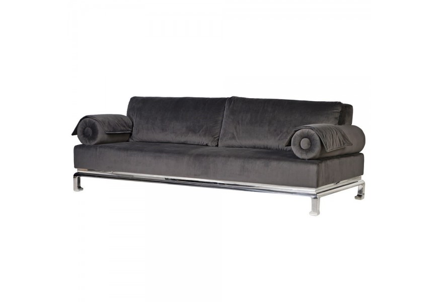 Luxusná sedačka Allure so sivým zamatovým poťahom a nožičkami s lesklým chrómovým efektom.