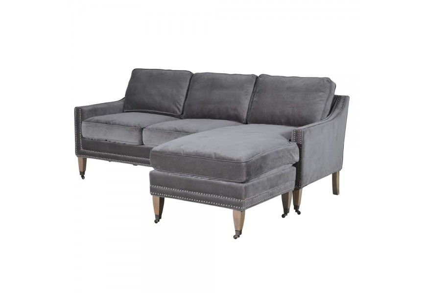 Rustikálna klasická sedačka Benevento s poťahom sivej farby, s kovovými cvokmi na lemoch a s drevenými nožičkami na koliečkach