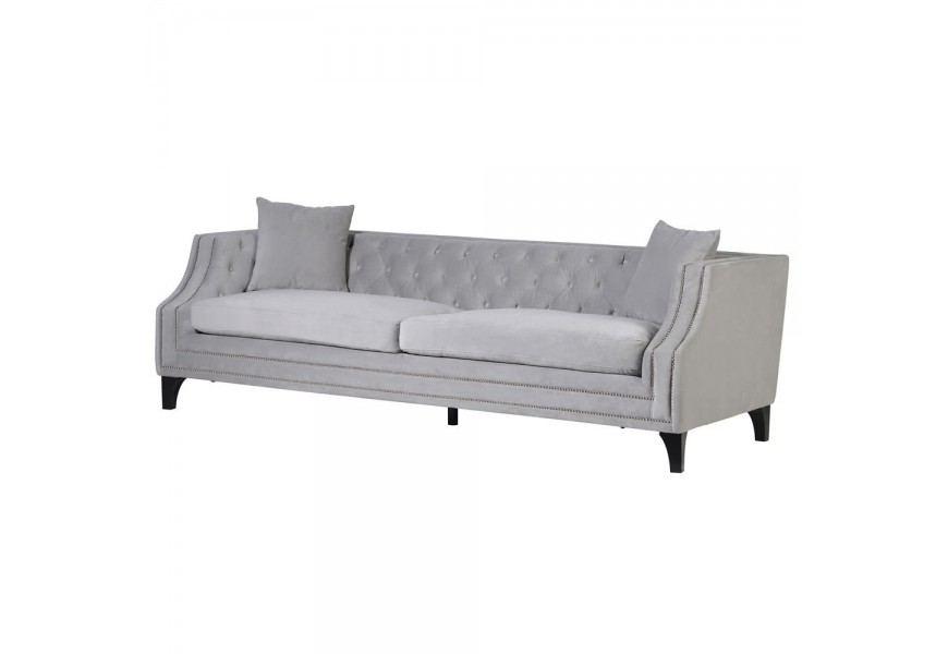 Dizajnová zámocká chesterfield sedačka Anabela s poťahom sivej farby s dizajnovými cvokmi a s nožičkami z masívu