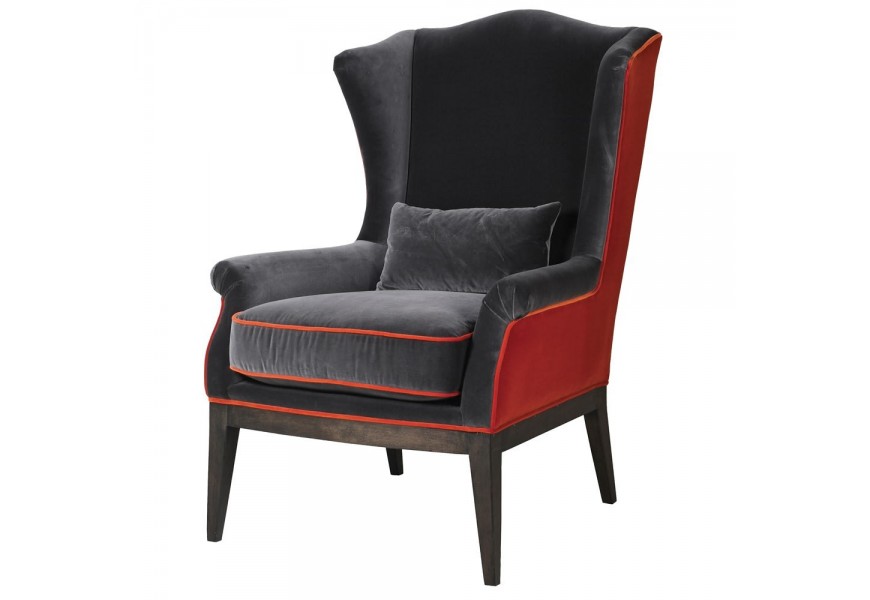 Dizajnové kreslo s čalúnením v oranžovom a sivom poťahu s vysokým operadlom a drevenými nohami.