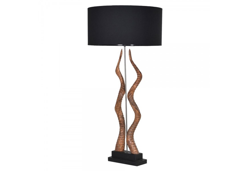 Dizajnová stojaca lampa Antilope z cédrového dreva a čiernym bavlneným tienidlom