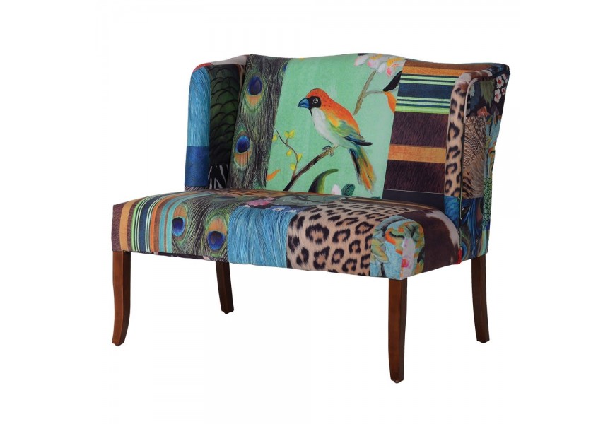 Extravagantná farebná pohovka Ema s červenohnedými drevenými nohami a zaobleným operadlom 110cm