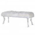 Luxusná štýlová lavica Bellzeba v bielej farbe s kožušinovým mongolským poťahom a s nohami v tvare kopýtok