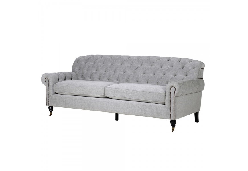 Exkluzívna chesterfield trojsedačka Carla Grey v sivej farbe a s nožičkami z masívu na koliečkach