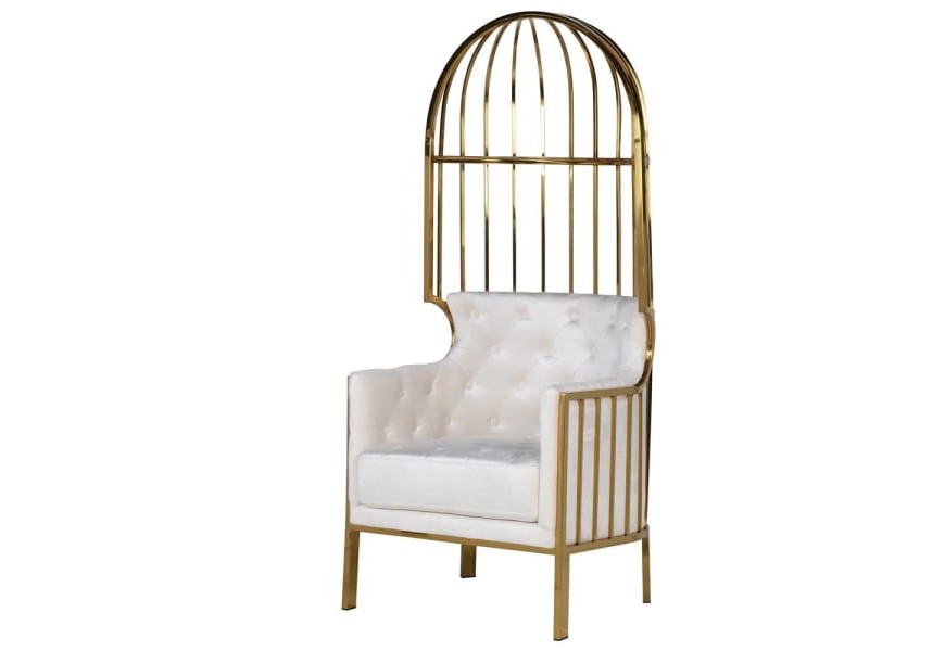 Luxusná moderná stolička Wielton Blanc s bielym poťahom a s kovovou konštrukciou zlatej farby.