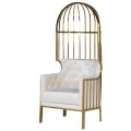 Luxusná moderná stolička Wielton Blanc s bielym poťahom a s kovovou konštrukciou zlatej farby.