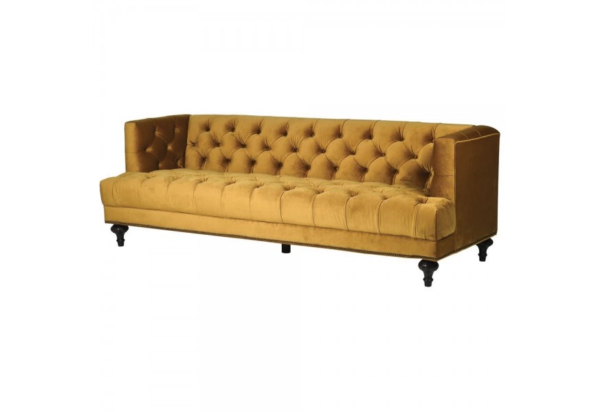 Zamatová horčicová sedačka Nostaza v Chesterfield štýle s masívnymi nohami v tmavých tónoch
