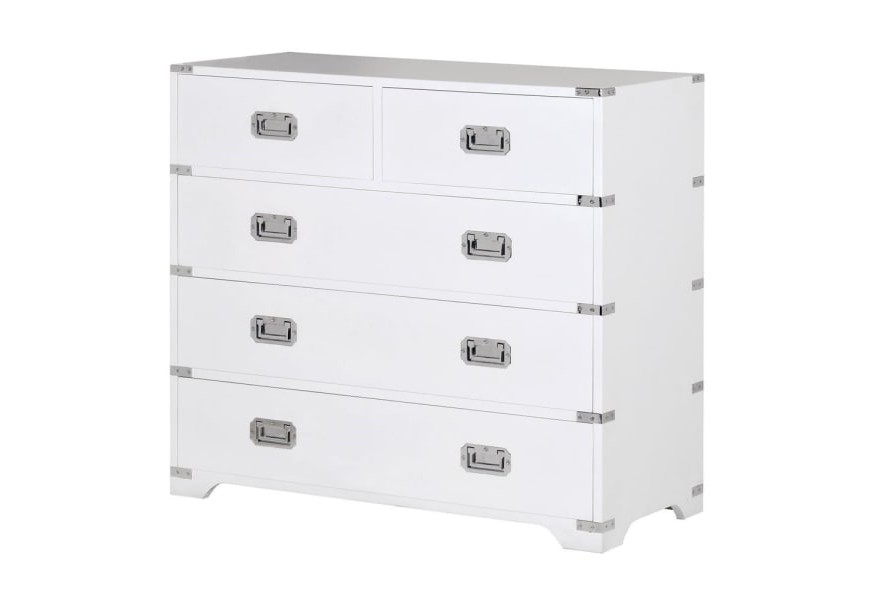 Moderná komoda Wielton Blanc z masívu bielej farby s tromi zásuvkami s chrómovými rúčkami a zdobením