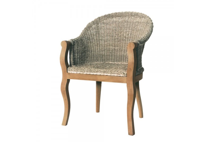 Vidiecka stolička Casta s nádychom koloniálneho štýlu v podobe vypletaného sedáku a drevených mahagónových nôh
