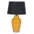 Dizajnová stolná lampa Amarillo s keramickým podstavcom v žltých odtieňoch doplnená čiernym oválnym tienidlom