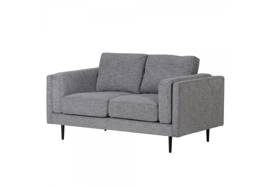 Pohodlná sedačka Sencil II v sivých odtieňoch čalúnenia doplnená vysokými čiernymi nohami.