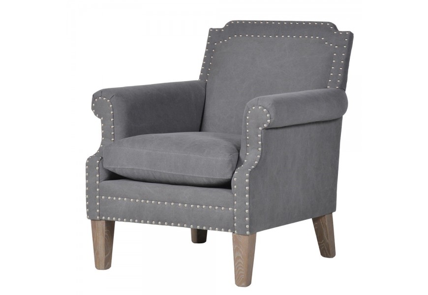 Štýlové kreslo Alexandria so sivým čalúnením, s kovovými cvokmi a s nožičkami z masívneho jaseňového dreva