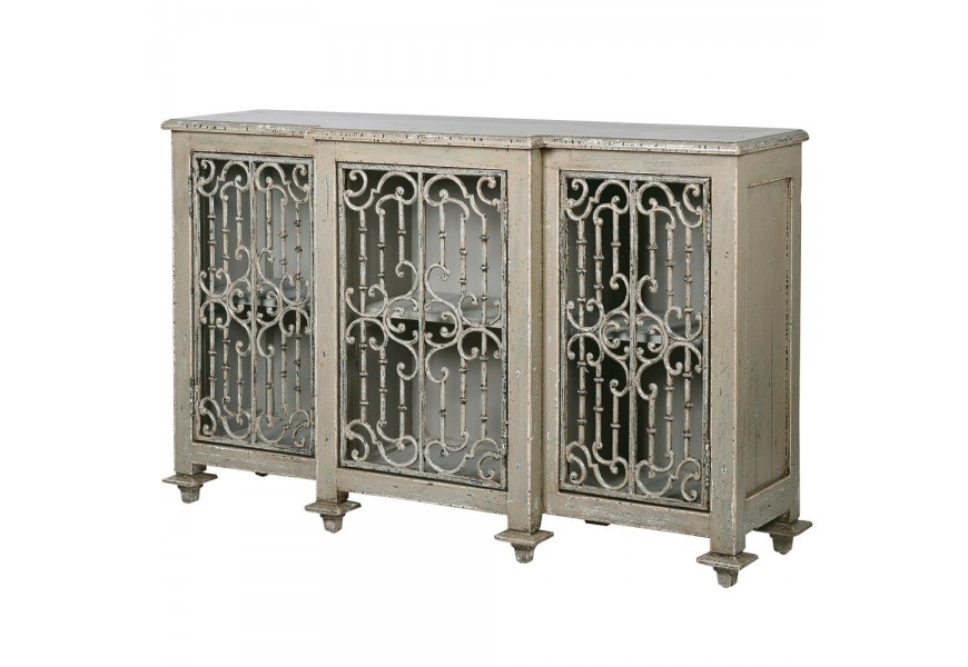 Štýlová vintage skrinka Fraulen z borovicového dreva a z kovových dekoračných častí na dvierkach.