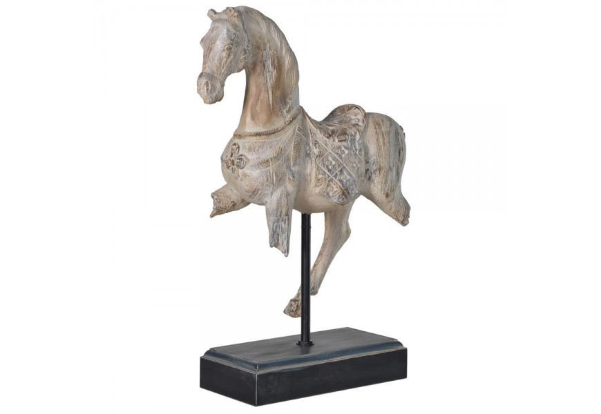 Jedinečná dekorácia s koňom Horse Tumbleweed zo živice v krémovej farbe a na čiernom podstavci