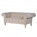 Štýlová Chesterfield sedačka Helen I v bledých odtieňoch textilného poťahu a dekoratívnych dubových nôh