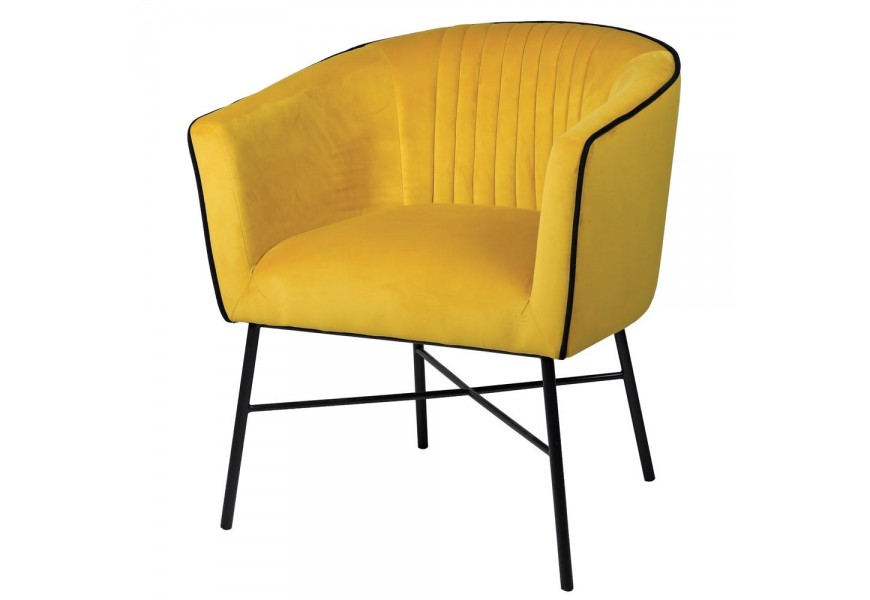 Retro dizajnové kreslo Carlen s poťahom z jasne žltého zamatu doplneným minimalistickou čiernou kovovou konštrukciou