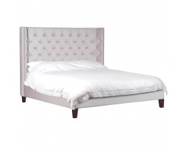 Luxusná Chesterfield posteľ Valerie v bledom zamatovom poťahu s drevenými nohami 192cm