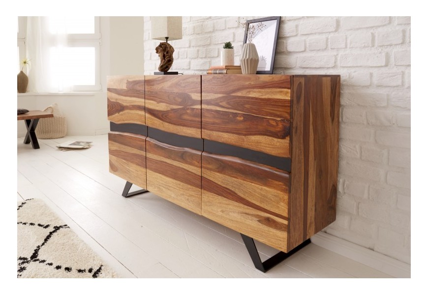 &Scaron;t&yacute;lov&yacute; mas&iacute;vny pr&iacute;born&iacute;k Sheesham s tromi dvierkami a čiernymi kovov&yacute;mi nohami 150cm