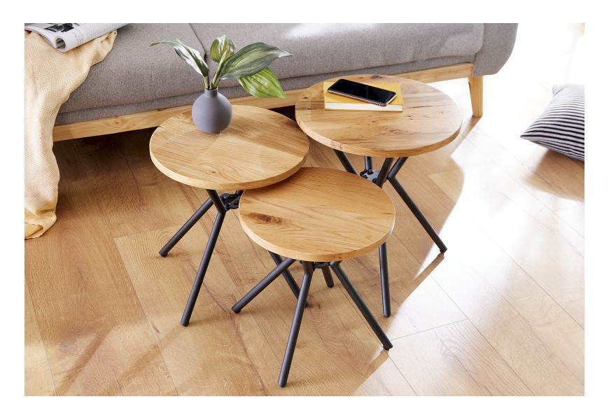 Sada troch dizajnových príručných stolíkov z masívu s kovovou konštrukciou čiernej farby