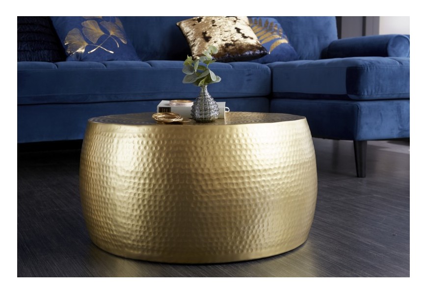 Dizajnový okrúhly tepaný konferenčný stolík Hammerblow Orient v zlatej farbe z kovu