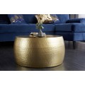 Dizajnový okrúhly tepaný konferenčný stolík Hammerblow Orient v zlatej farbe z kovu