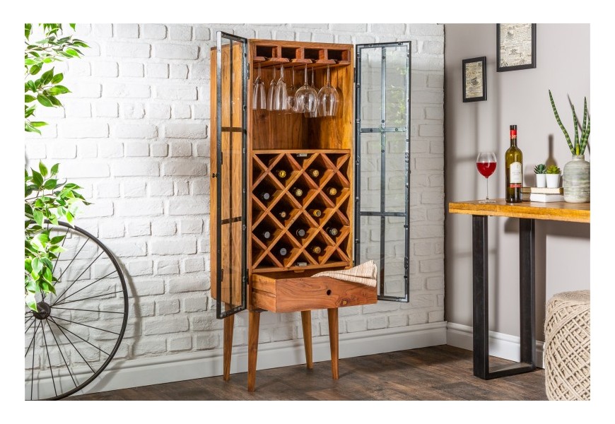 Dizajnová industriálna vinotéka Bodega z akáciového dreva hnedej farby a s kovovými čiernymi dvierkami