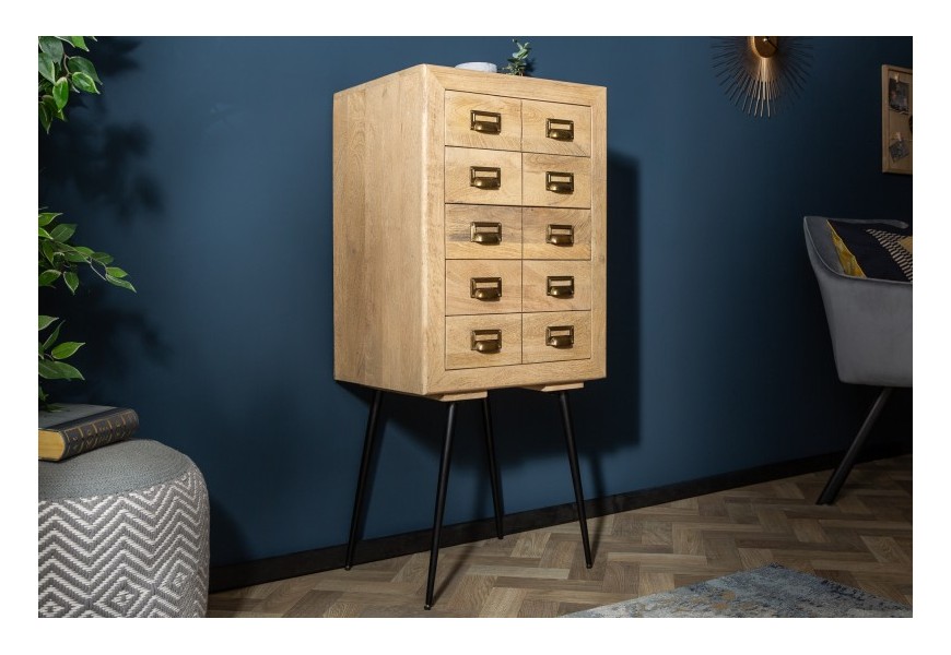 Retro vysok&aacute; komoda Meridian z mangov&eacute;ho dreva s piatimi z&aacute;suvkami a čiernymi kovov&yacute;mi nohami 116cm