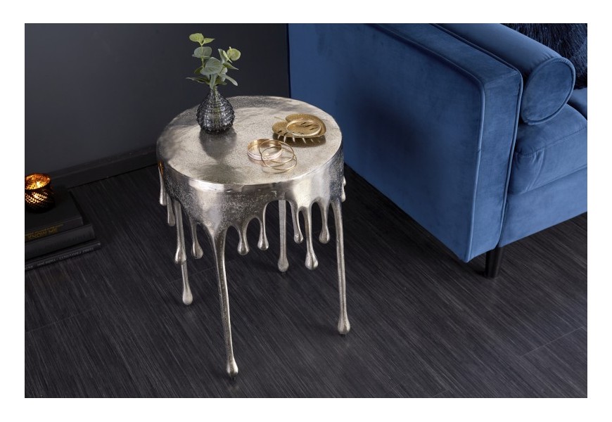 Jedinečný kruhový príručný stolík Bellair z kovu v organickom tvare v striebornej farbe s tekutým efektom