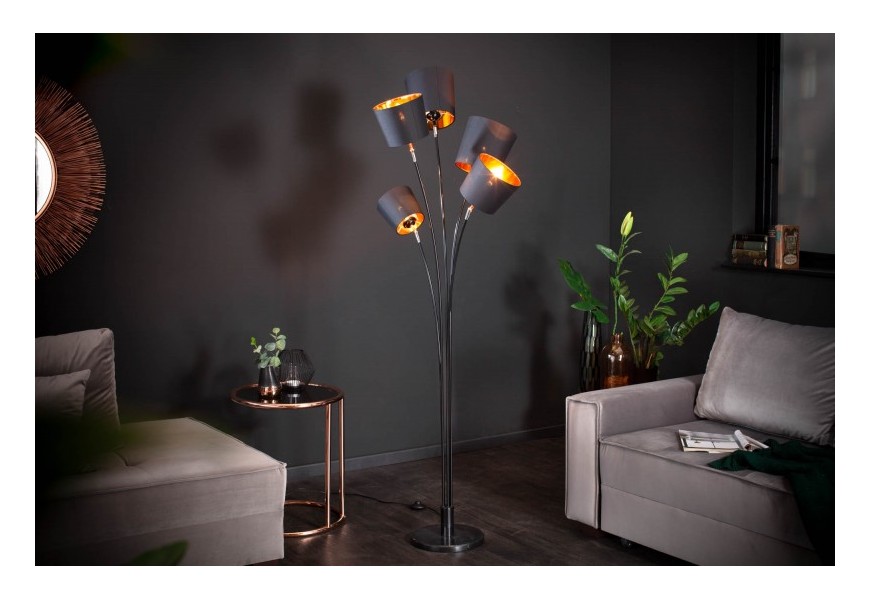 Stojaca lampa Levels, moderný štýl, kovová konštrukcia s textilnými tienidlami, s nastaviteľnými  ramenami, čierno-zlatá farba.