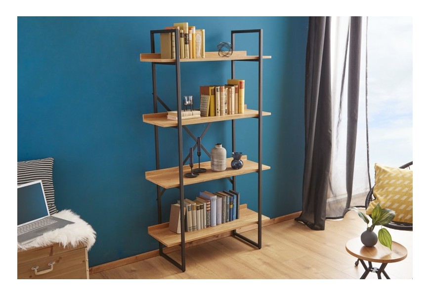 Dizajnový regál z masívu s troma policami a s kovovou čiernou konštrukciou