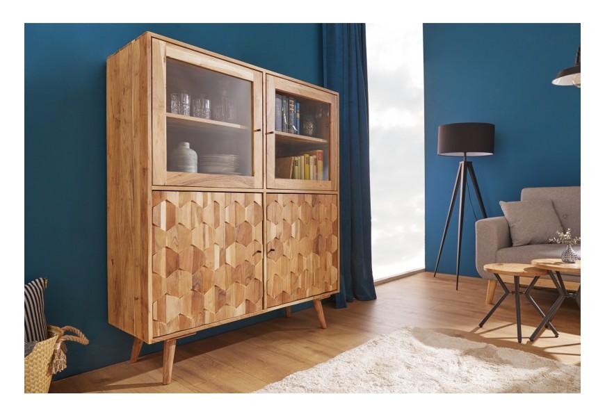 Dizajnová vitrína Akacia z masívneho agátového dreva v svetlohnedej farbe s reliéfom, s presklenými a plnými dvojdvierkami