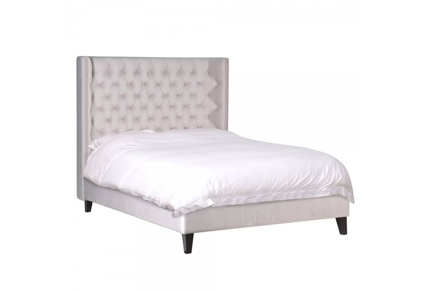 Štýlová chesterfield manželská posteľ Tulsa II v bielej farbe s vysokým čelom a čiernymi drevenými nožičkami
